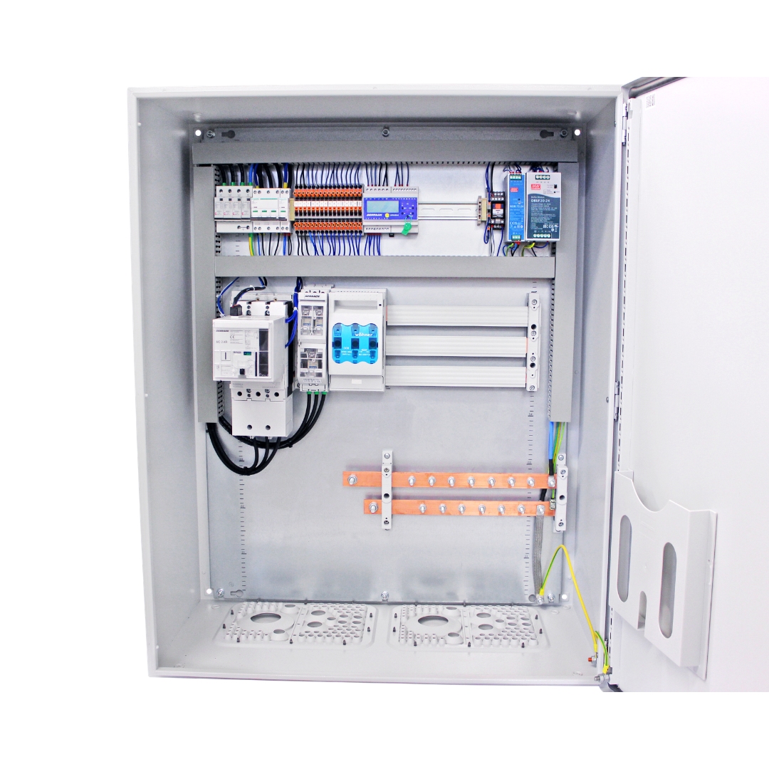 Geöffneter PV-Sammelschrank 140 kVA, oben Klemmen und Netzteil, mittig Schalter, unten Kupferschienen, Tür rechts