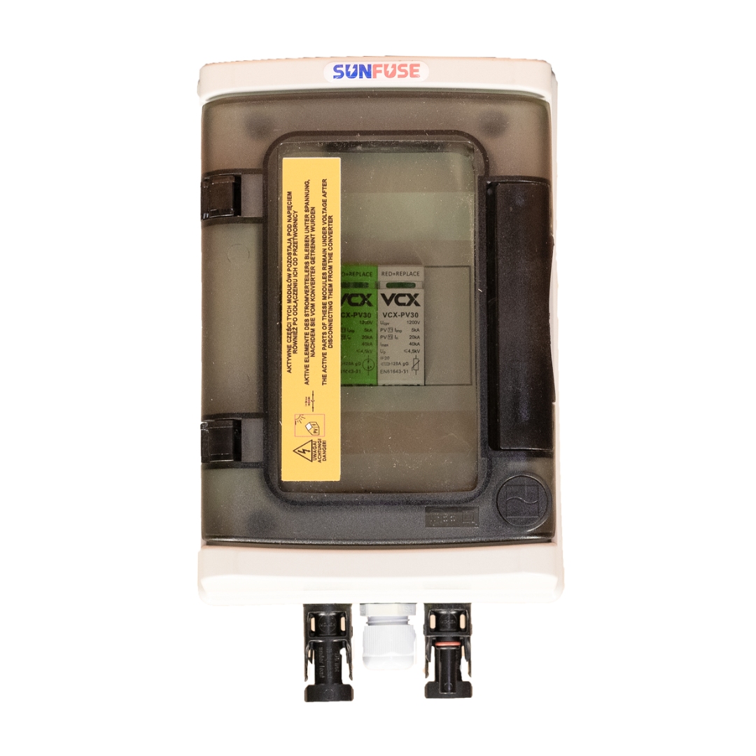 SunFuse PV-Box, Frontansicht; oben Logo, mittig Sichtfenster mit VCX-PV30, unten 2 Steckanschlüsse und Kabelverschraubung