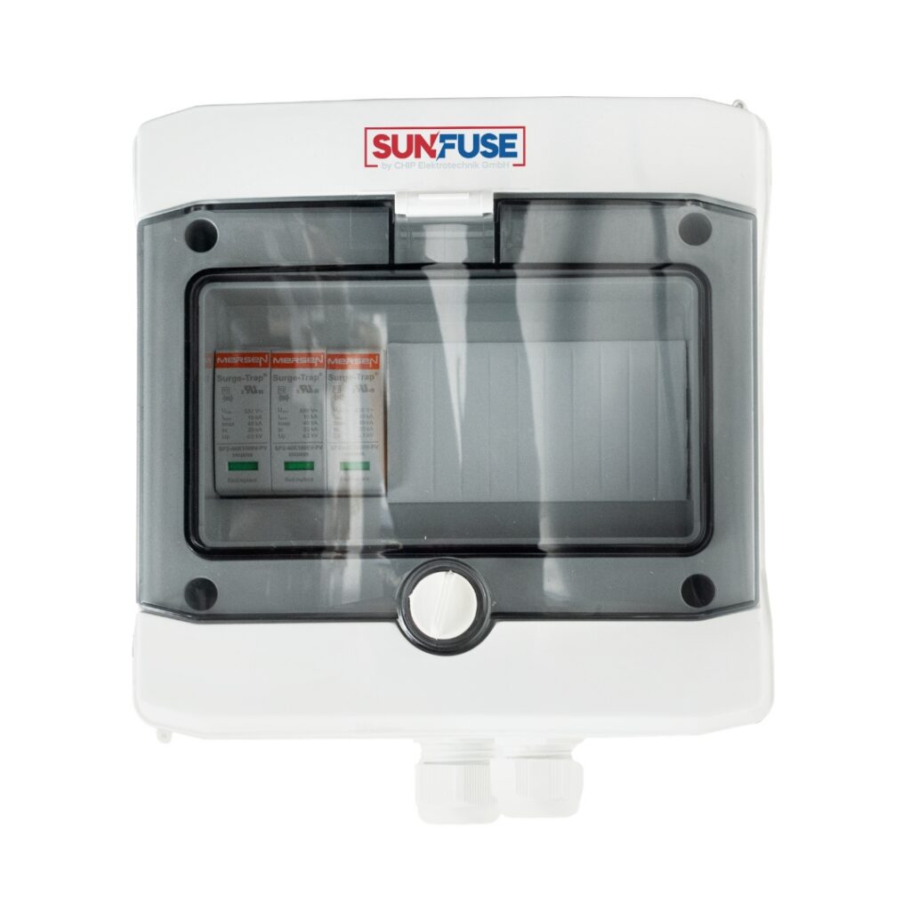 SunFuse PV-Box mit transparenter Front, links 3 Mersen SurgiTrap-Module, unten 2 Kabelverschraubungen