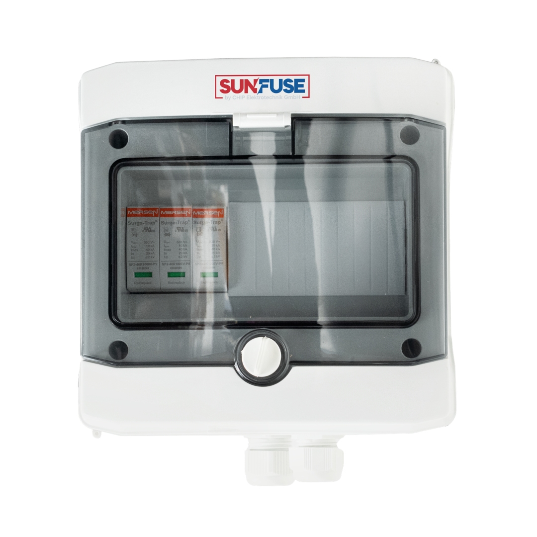 SunFuse PV-Box mit transparenter Front, links 3 Mersen SurgiTrap-Module, unten 2 Kabelverschraubungen